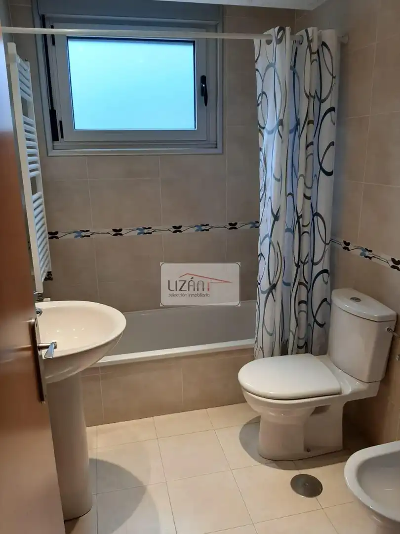 Badezimmer von Wohnung zum Verkauf in Oviedo  mit Heizung, Parkett und Abstellraum