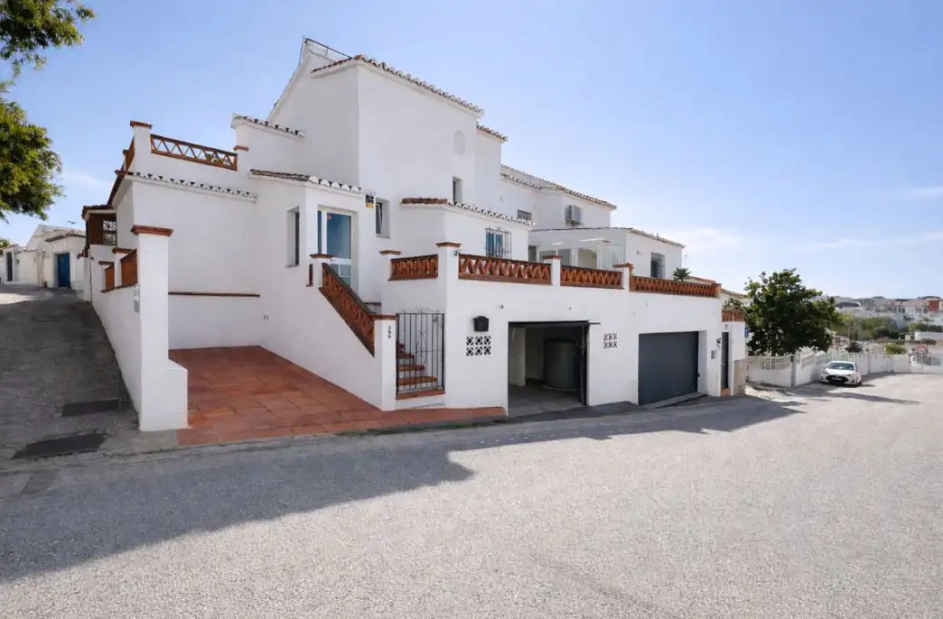 Vista exterior de Casa adosada en venda en Mijas amb Jardí privat, Terrassa i Traster