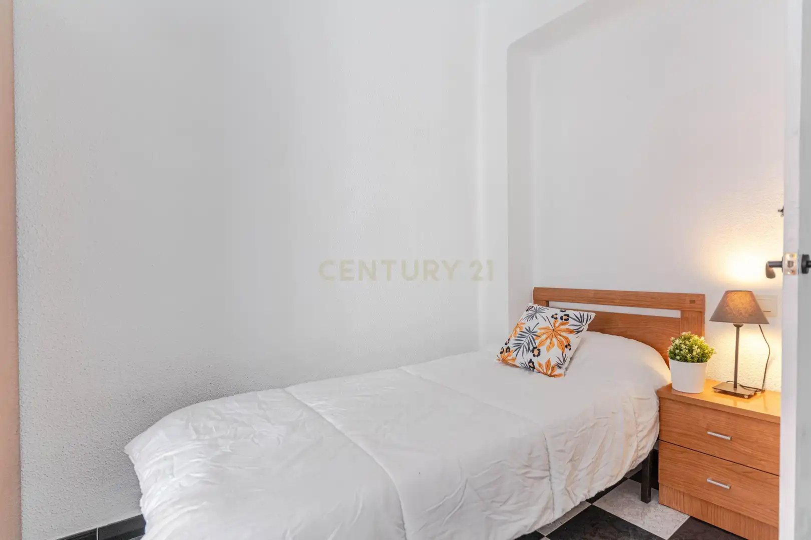 Bedroom of Flat for sale in Granada  with Air Conditioner and Balcony