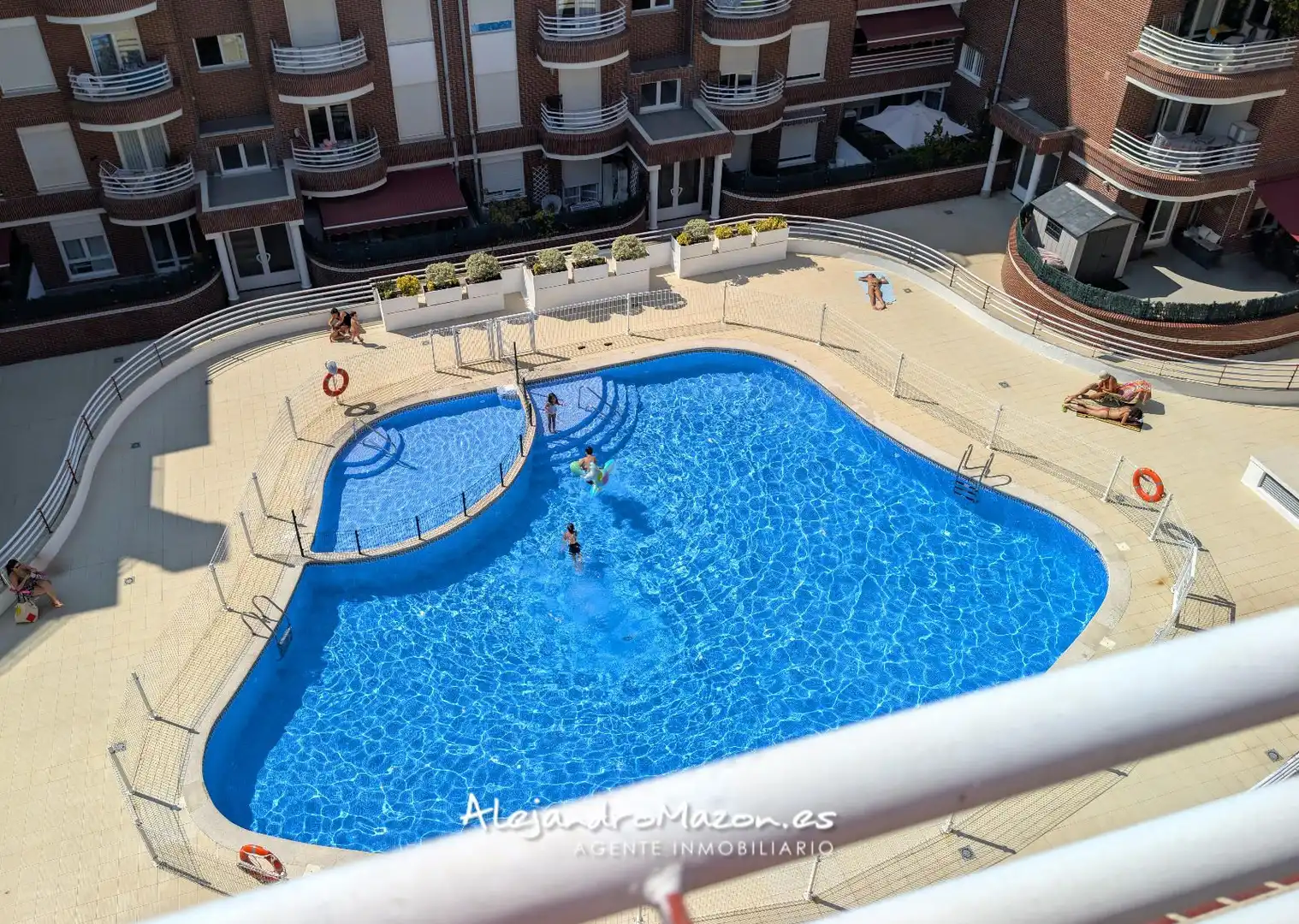 Piscina de Ático en venta en Castro-Urdiales con Calefacción, Parquet y Terraza