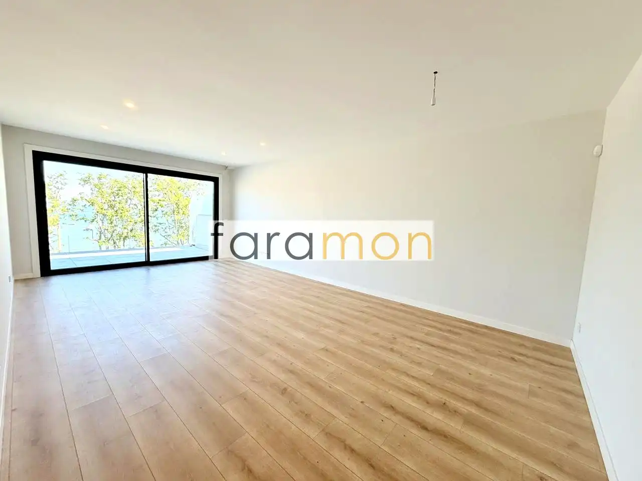 Außenansicht von Wohnung zum Verkauf in Vigo  mit Heizung, Terrasse und Abstellraum