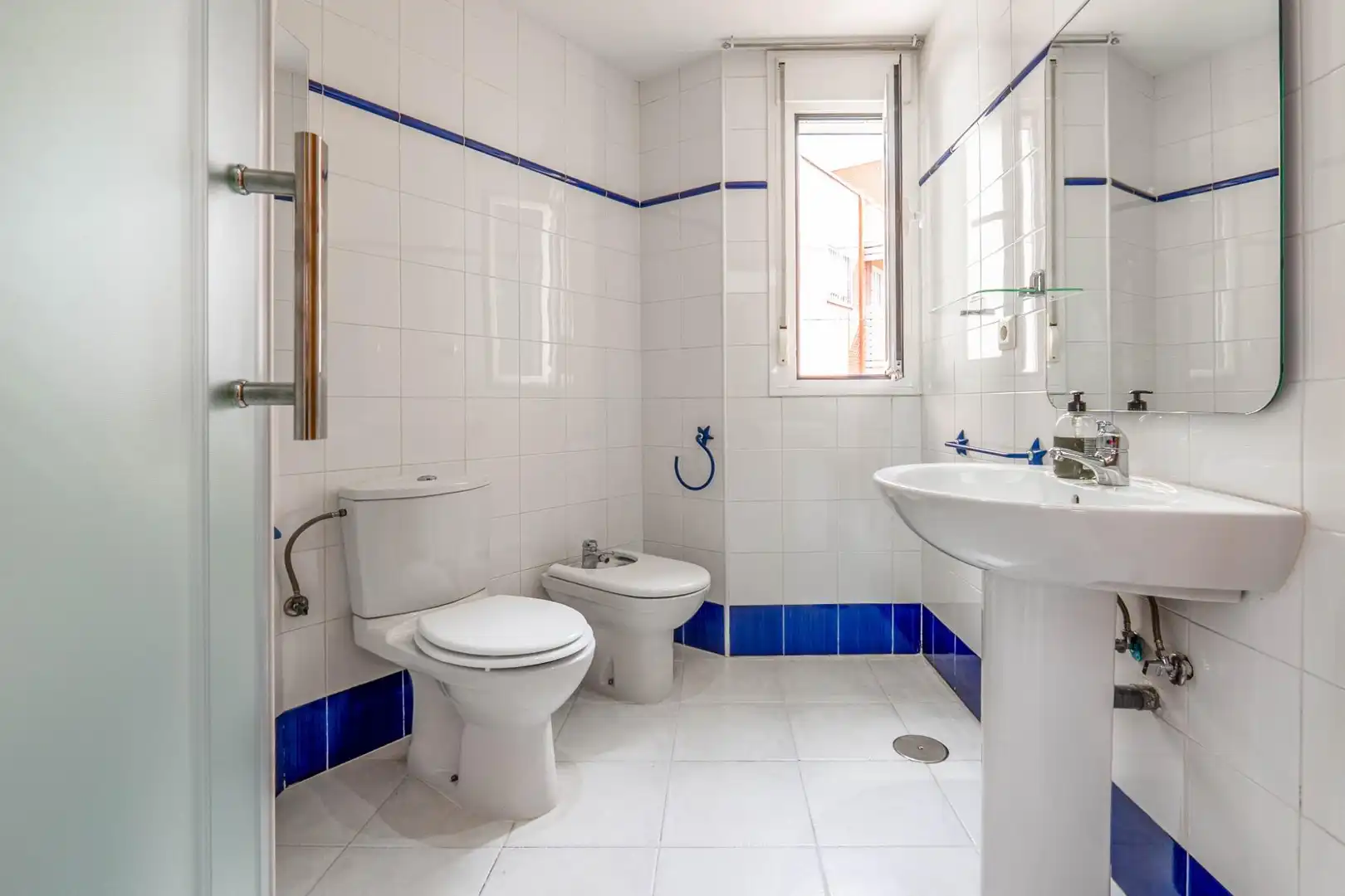 Bathroom of Flat for sale in Granada  with Air Conditioner, Furnished and Balcony