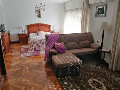 Sala d'estar de Casa o xalet en venda en Vigo  amb Aire condicionat, Calefacció i Jardí privat