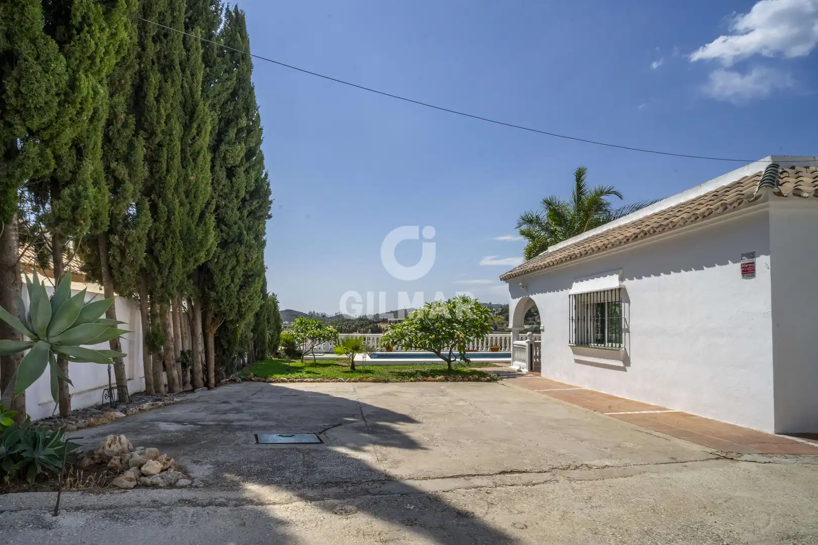 Vista exterior de Casa o xalet en venda en Estepona amb Jardí privat i Piscina