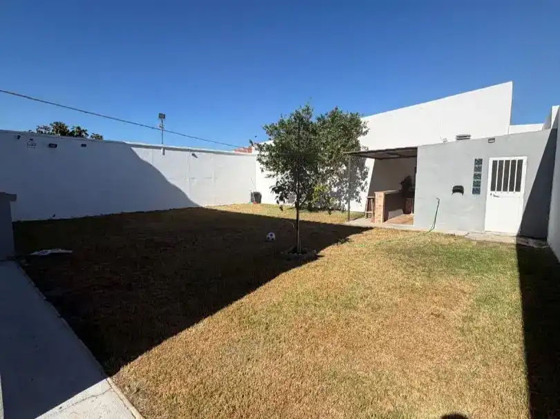 Vista exterior de Casa o xalet en venda en La Línea de la Concepción amb Aire condicionat, Jardí privat i Piscina