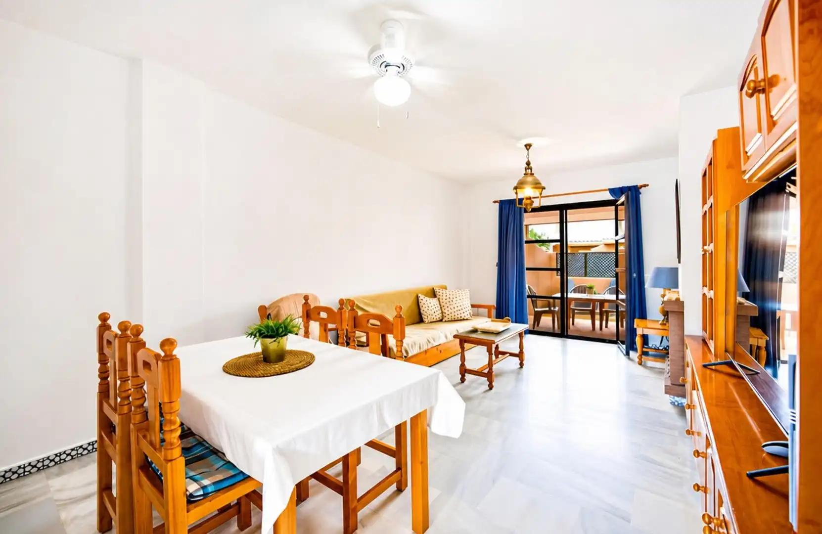 Sala d'estar de Casa adosada en venda en Chiclana de la Frontera amb Jardí privat, Terrassa i Piscina comunitària