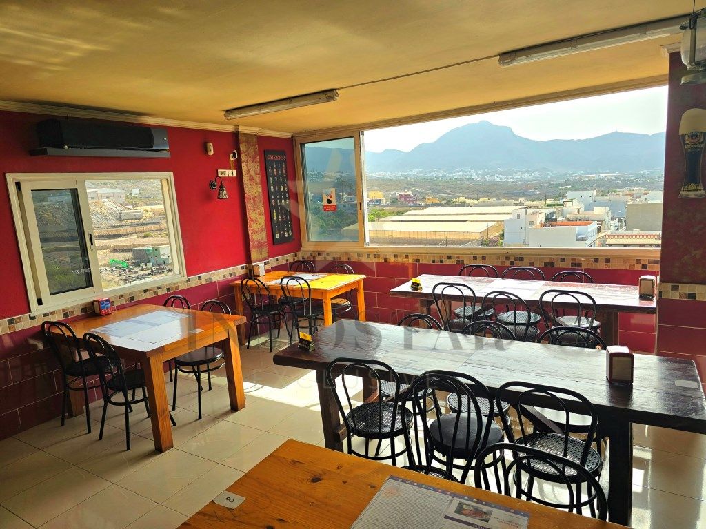 Building for sale in Arona