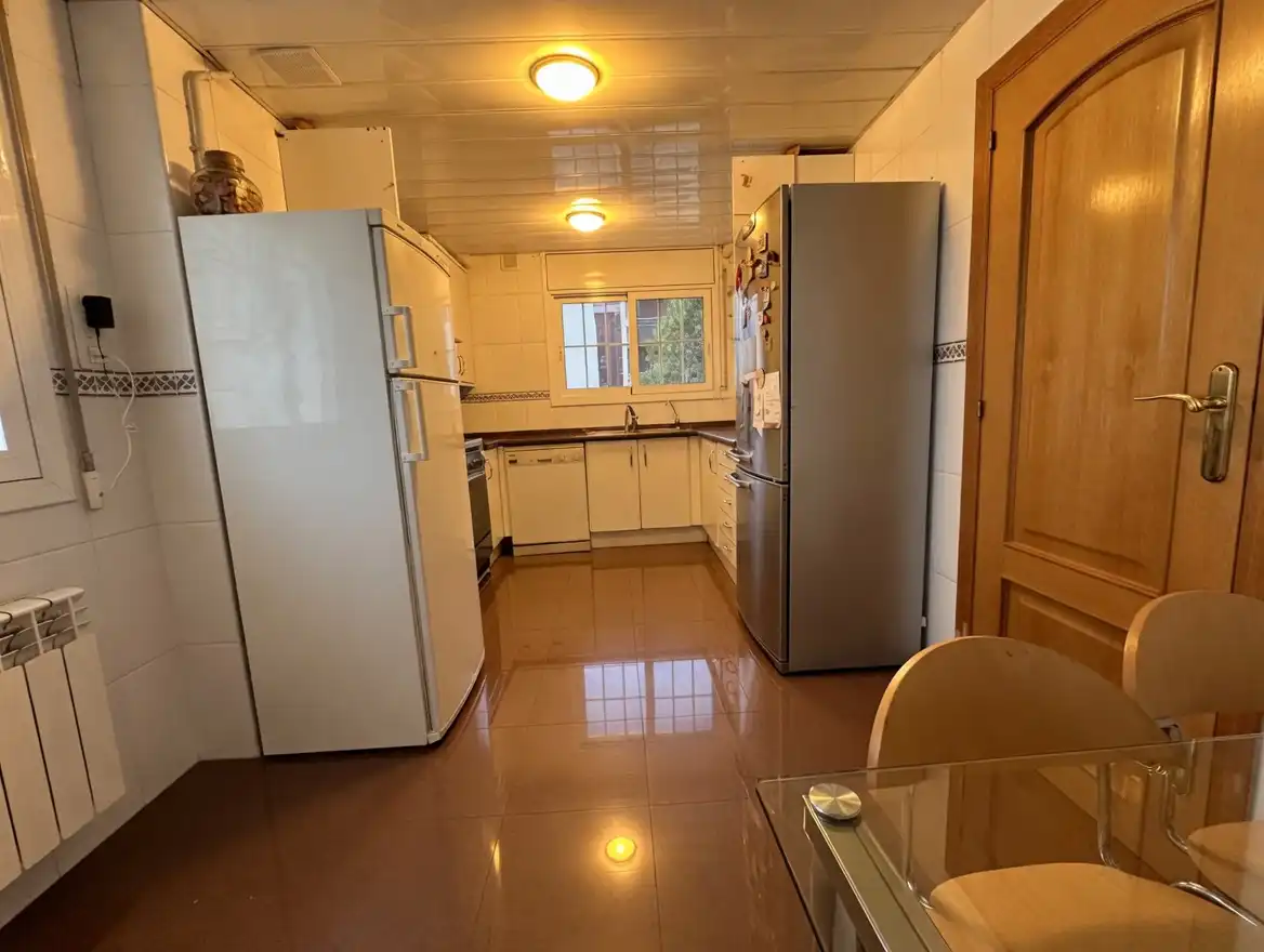 Cocina de Casa adosada en venta en Sant Joan Despí con Aire acondicionado, Calefacción y Jardín privado