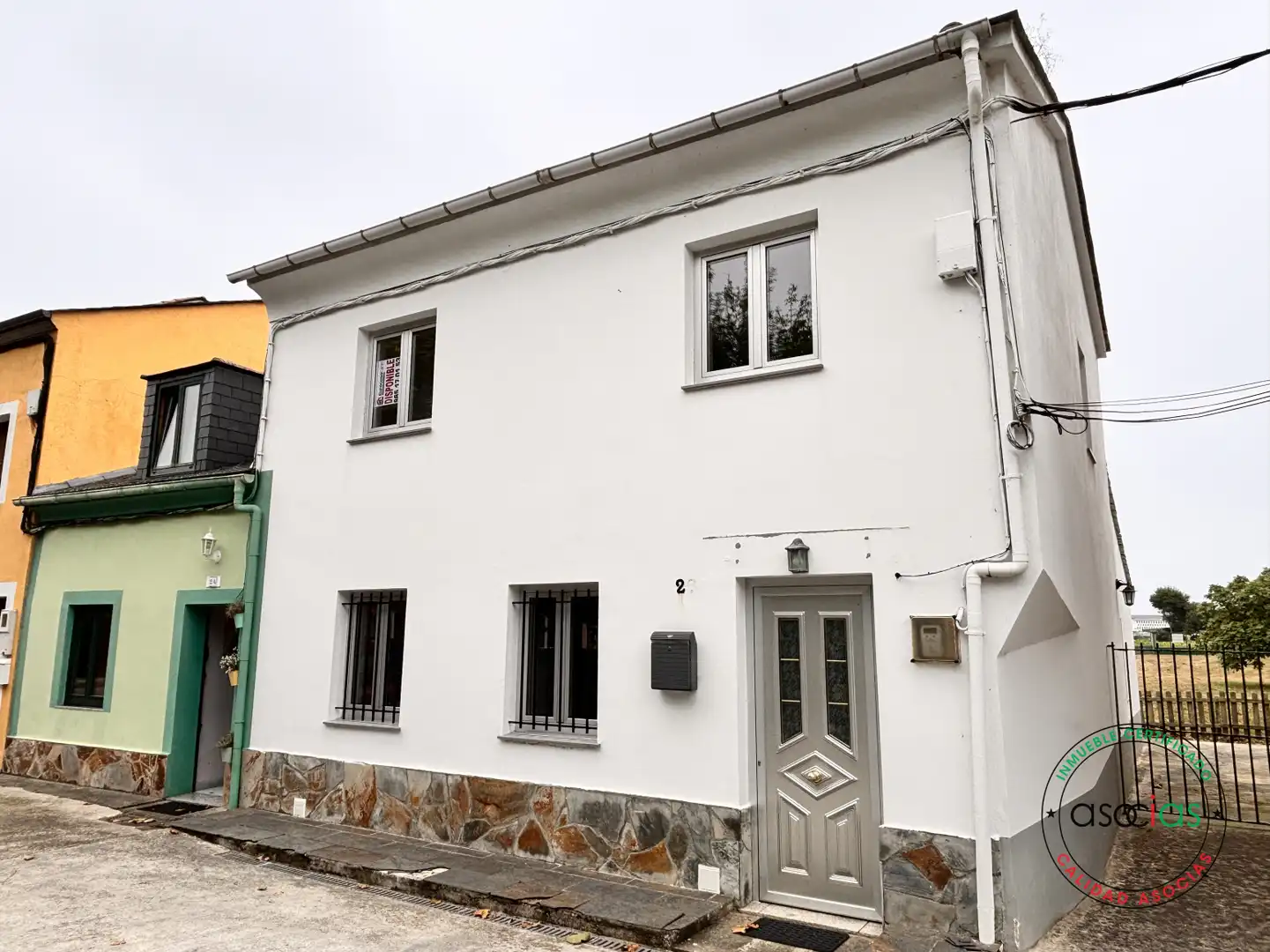 Außenansicht von Einfamilien-Reihenhaus zum Verkauf in Ribadeo mit Heizung und Abstellraum