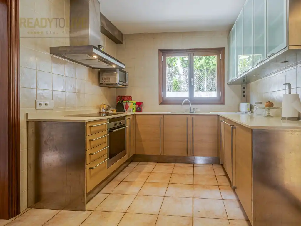 Küche von Einfamilien-Reihenhaus zum Verkauf in Alcúdia mit Klimaanlage, Privatgarten und Terrasse