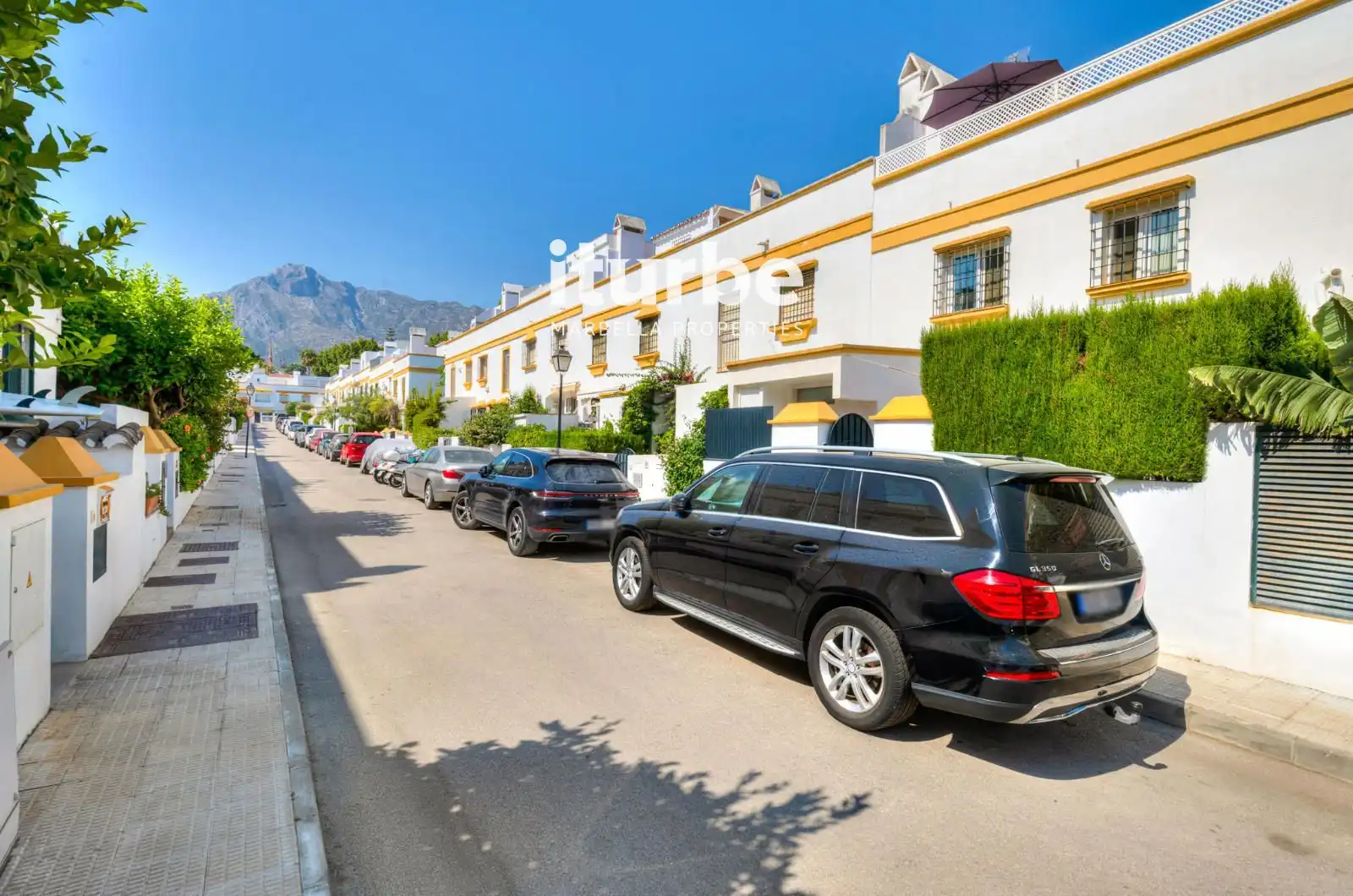 Vista exterior de Casa adosada de lloguer en Marbella amb Aire condicionat, Calefacció i Piscina