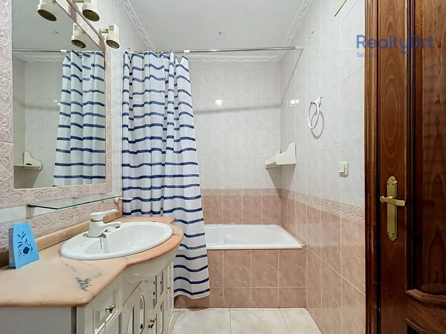 Bany de Pis en venda en Sevilla amb Aire condicionat, Parquet i Terrassa