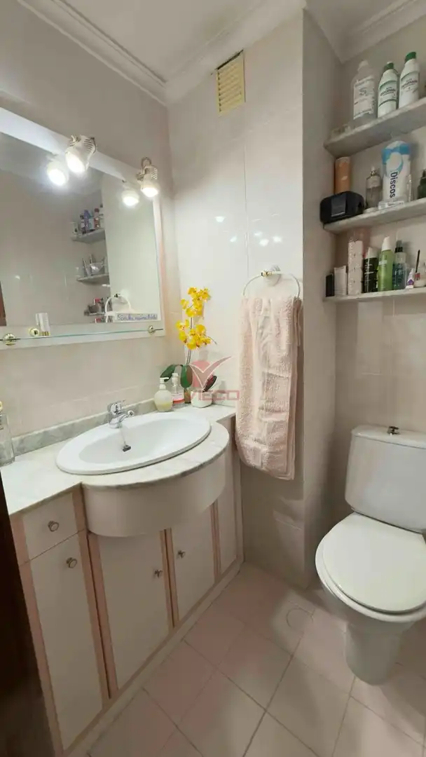 Baño de Piso en venta en Cuenca con Calefacción, Terraza y Trastero