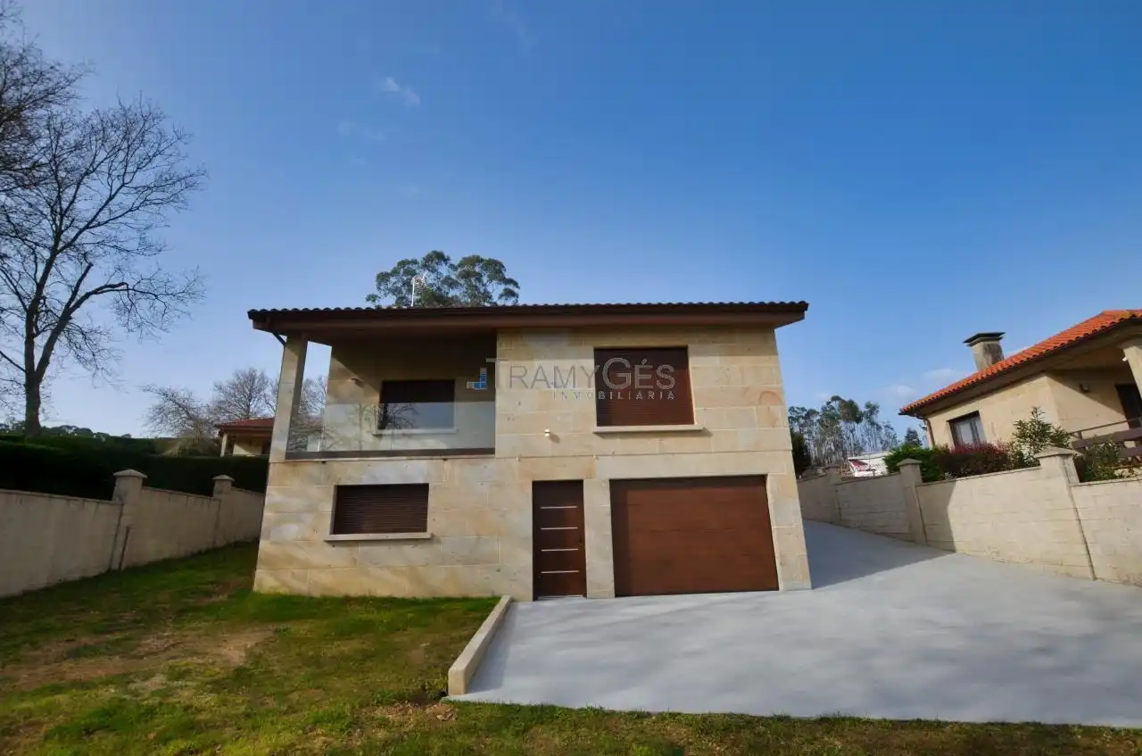 Vista exterior de Casa o xalet en venda en Tomiño amb Calefacció, Jardí privat i Terrassa