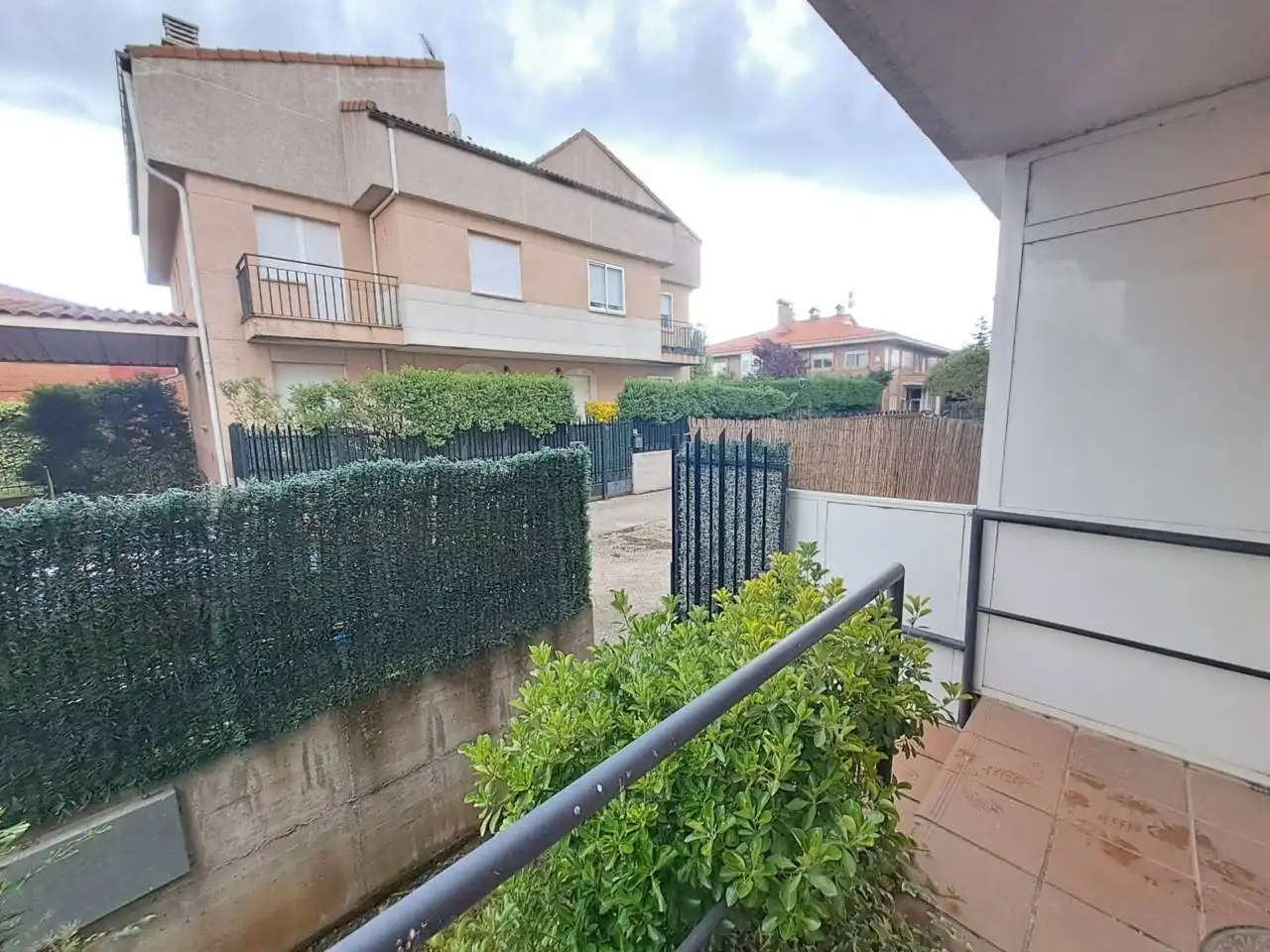 Vista exterior de Casa adosada en venda en Merindad de Río Ubierna amb Calefacció, Jardí privat i Terrassa