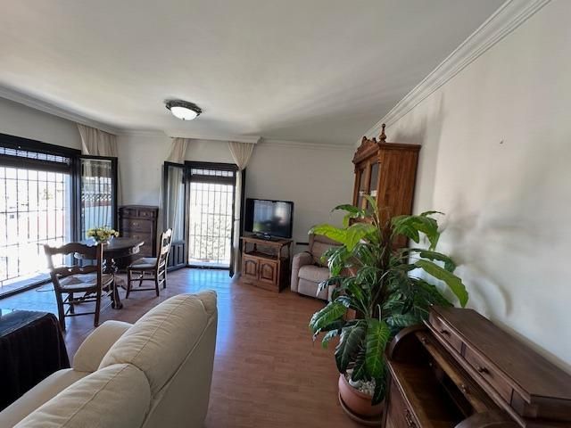 Sala d'estar de Pis en venda en La Zubia amb Calefacció, Terrassa i Balcó