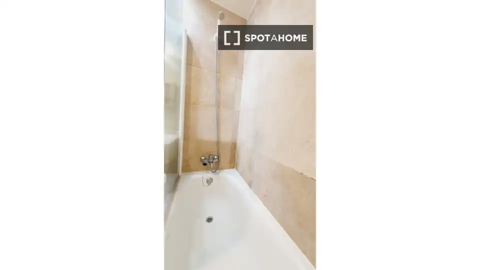 Baño de Piso de alquiler en Madrid con Aire acondicionado, Calefacción y Amueblado