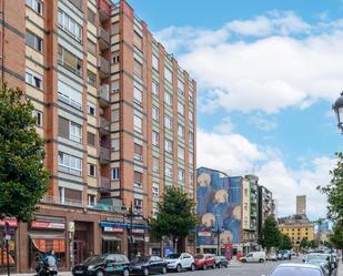 Vista exterior de Pis en venda en Oviedo  amb Calefacció