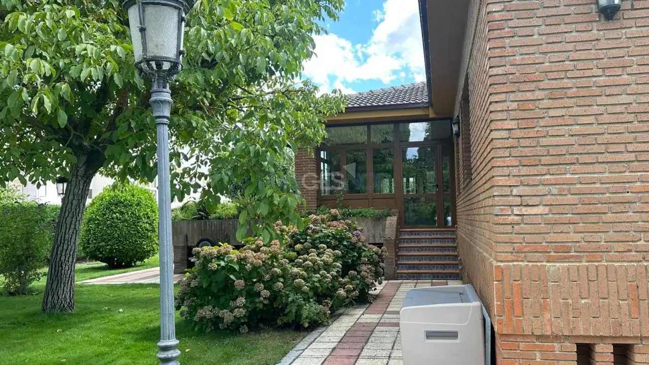 Vista exterior de Casa o xalet en venda en Mansilla de las Mulas amb Calefacció, Jardí privat i Piscina