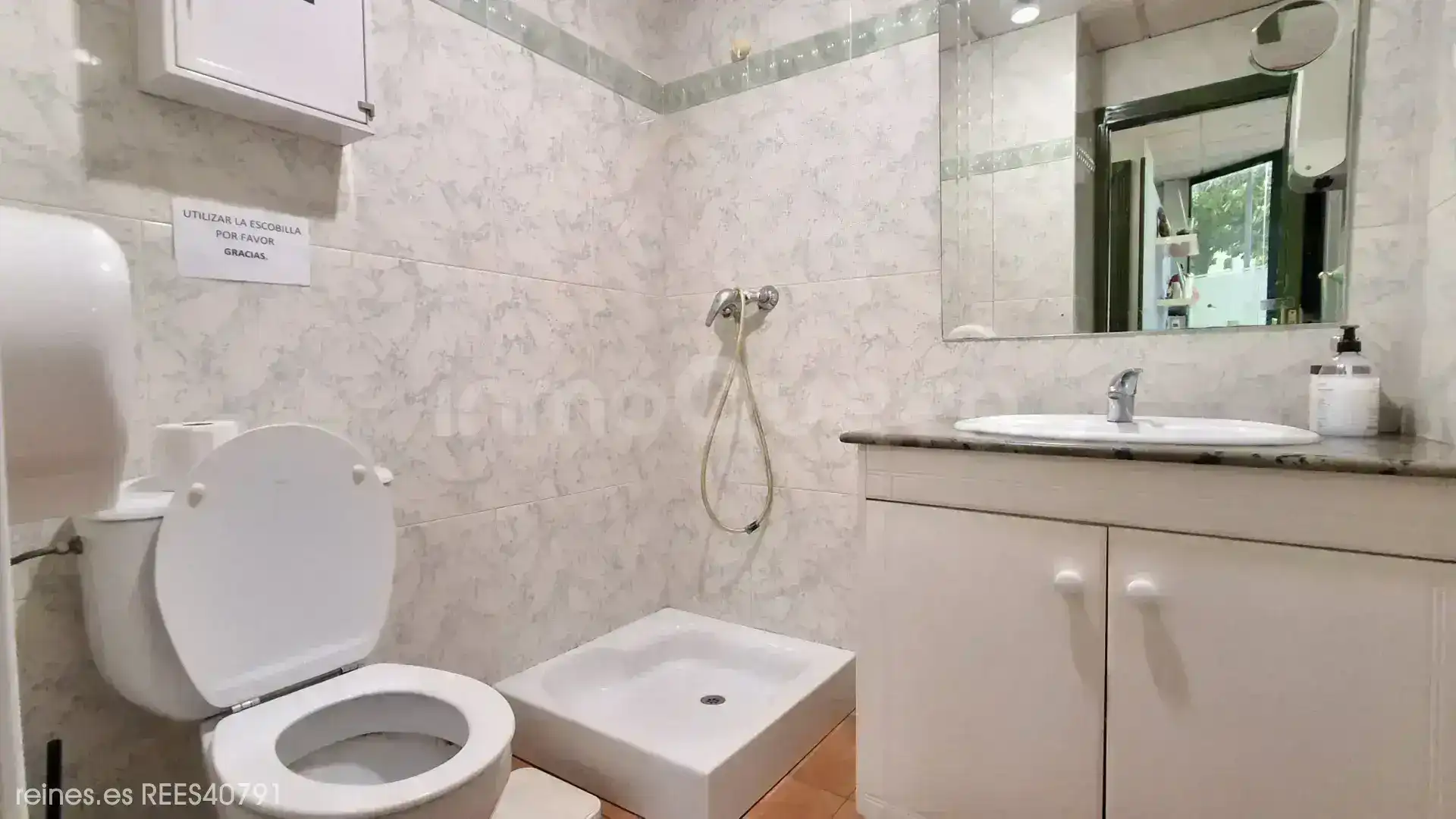 Badezimmer von Geschaftsraum zum Verkauf in Siero mit Möbliert