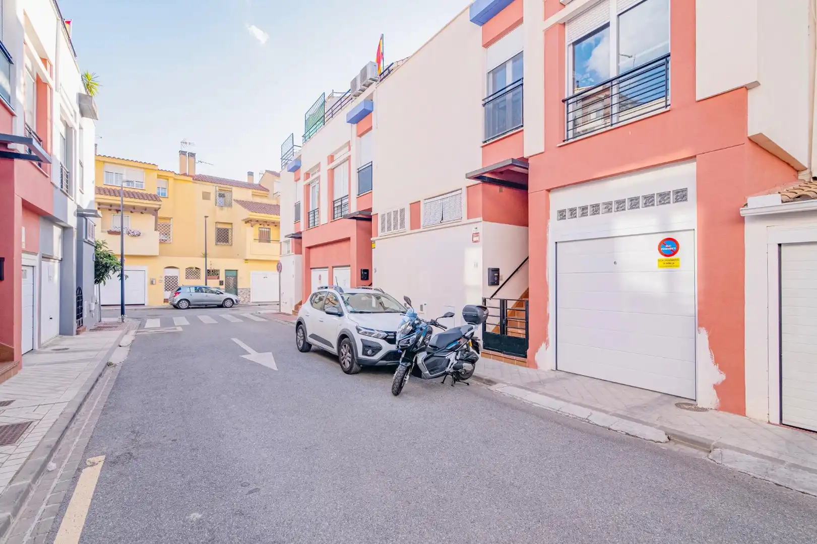Parking de Casa adosada en venta en Armilla con Aire acondicionado, Calefacción y Jardín privado