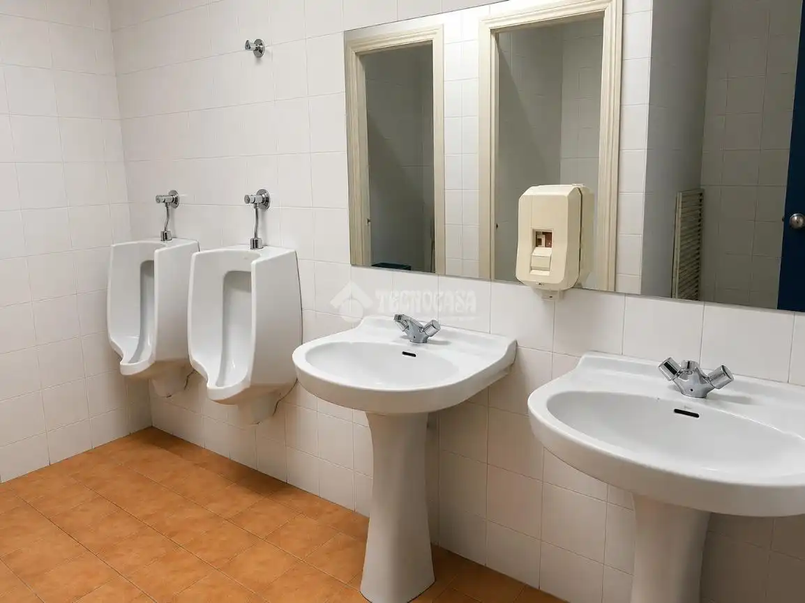 Baño de Local de alquiler en Madrid con Aire acondicionado y Calefacción