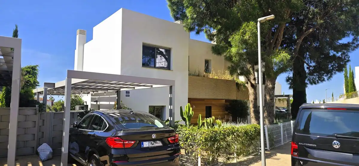 Vista exterior de Casa adosada en venta en Mijas con Aire acondicionado, Calefacción y Jardín privado