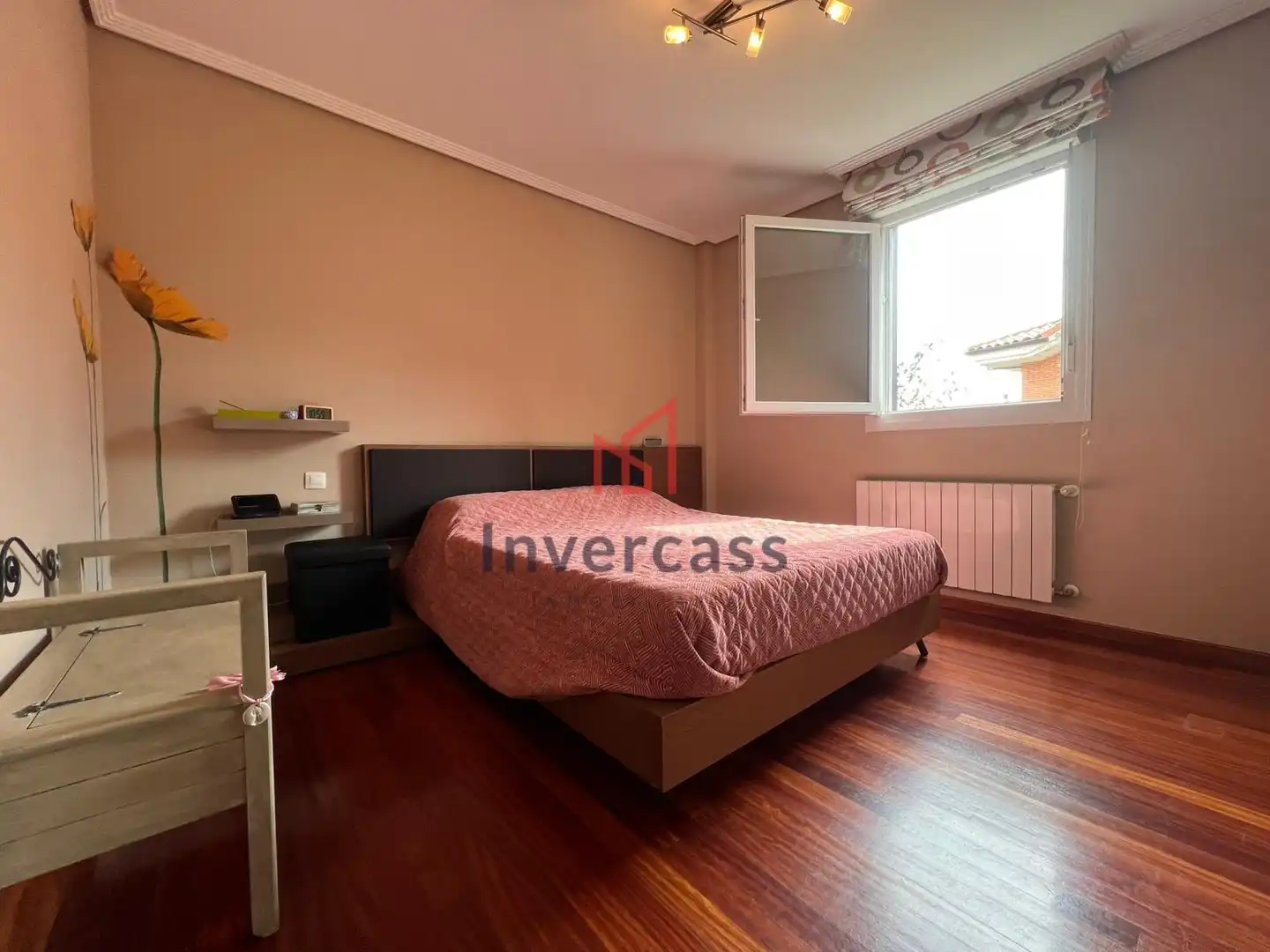 Habitación de Casa adosada en venta en Castro-Urdiales con Calefacción, Jardín privado y Terraza