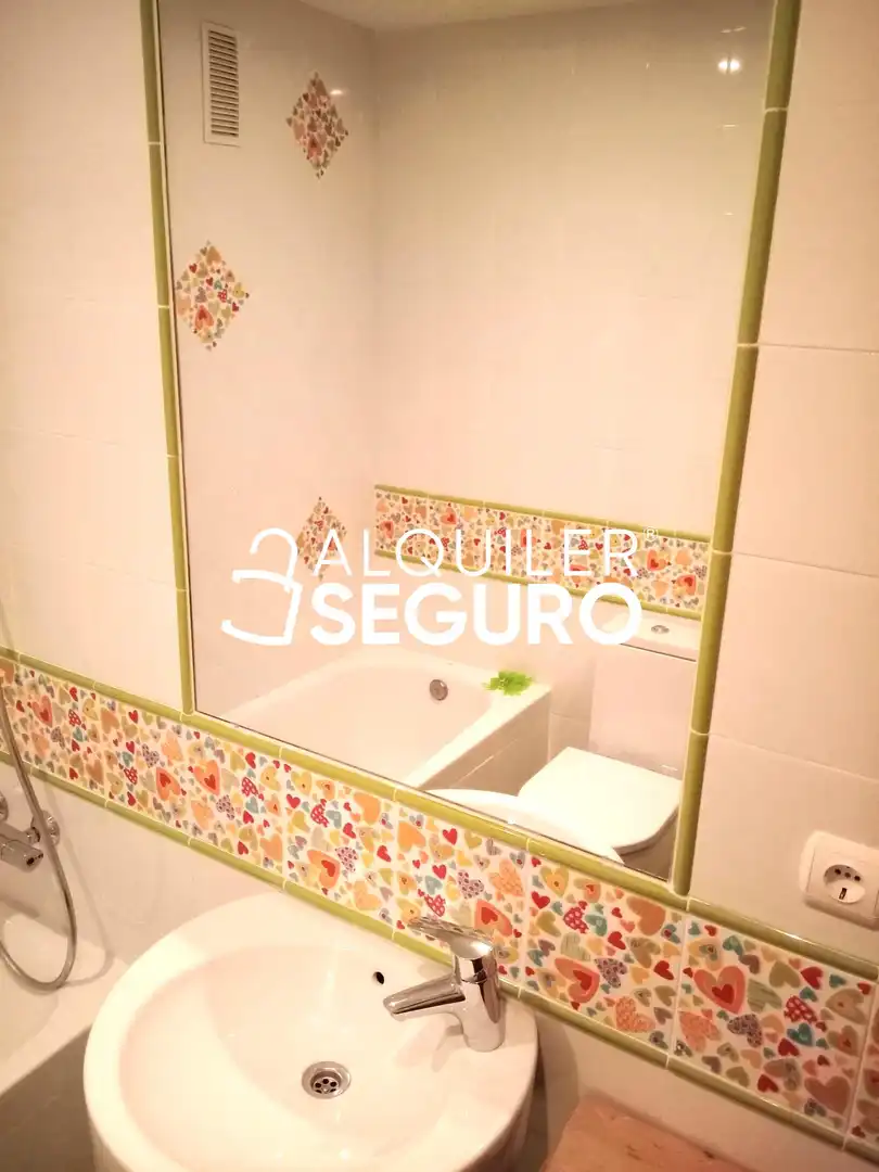 Baño de Piso de alquiler en Valladolid con Calefacción, Trastero y Piscina