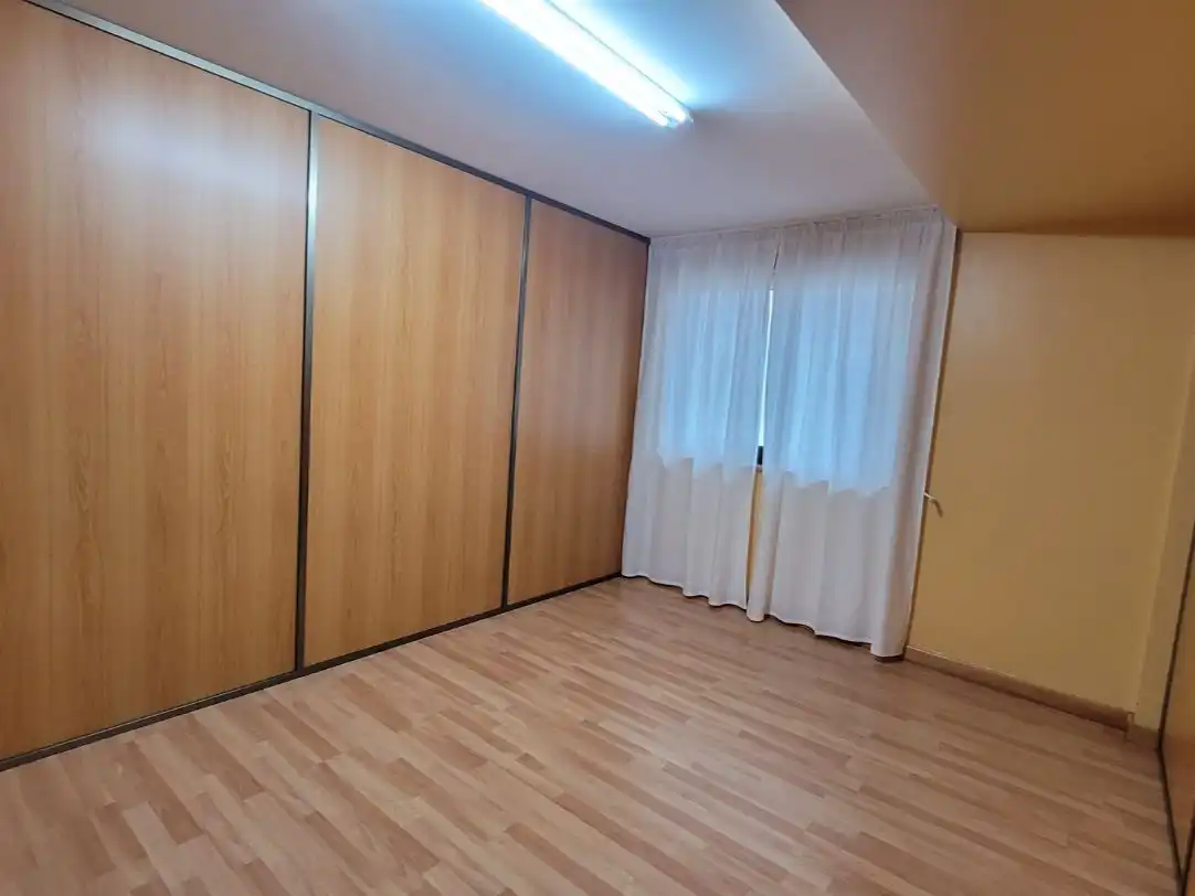 Dormitori de Oficina de lloguer en Narón amb Calefacció