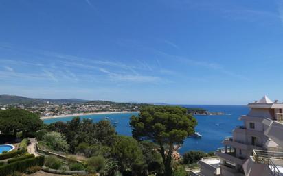 Vista exterior de Apartament en venda en Sant Feliu de Guíxols amb Aire condicionat, Terrassa i Piscina