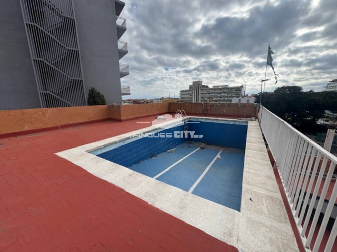 Piscina de Edifici en venda en Calella