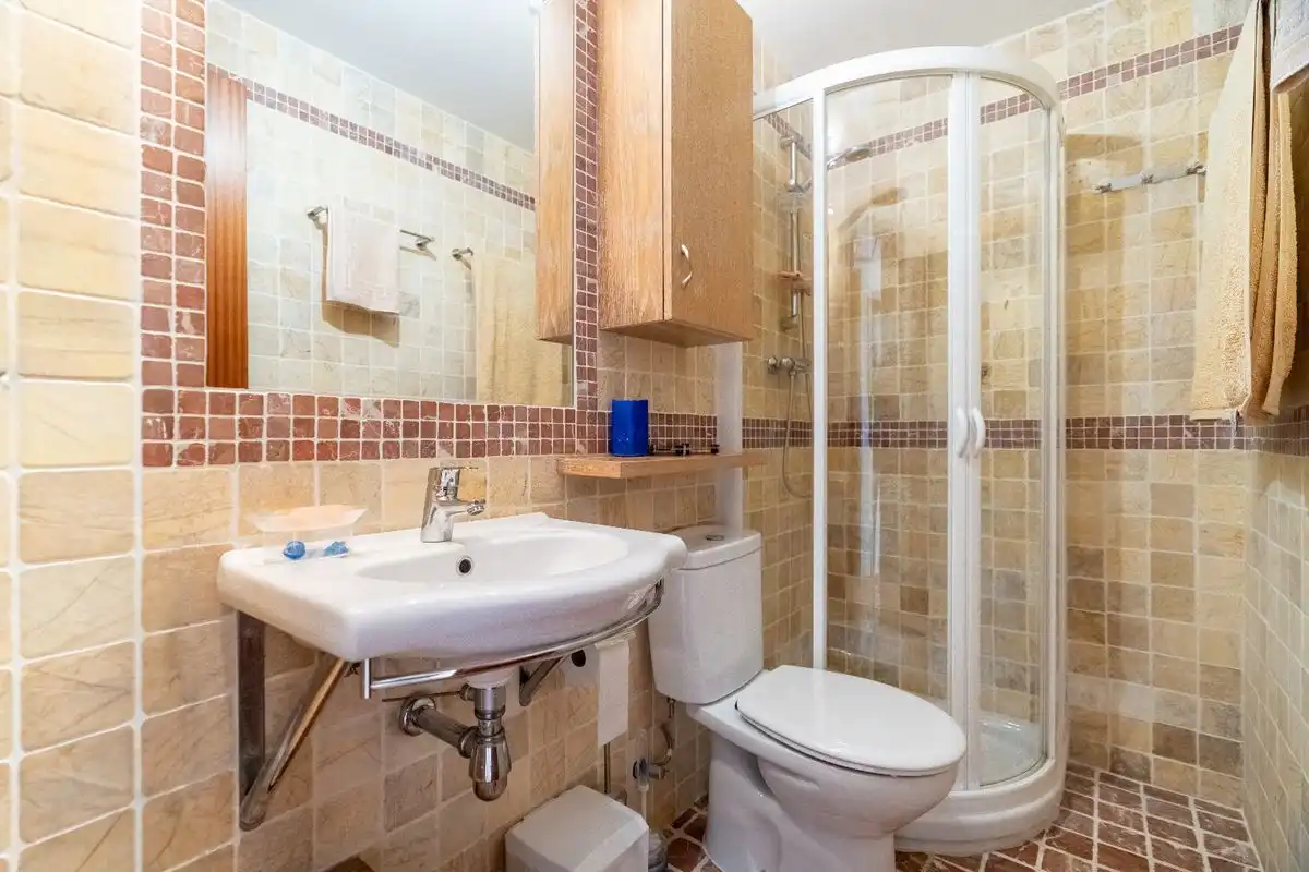 Badezimmer von Dachboden zum Verkauf in Santa Eulària des Riu mit Klimaanlage, Heizung und Schwimmbad
