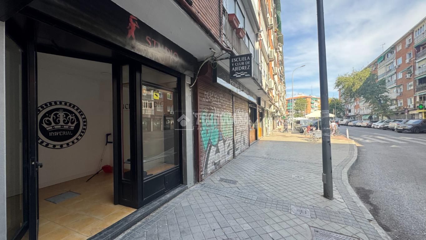 Exterior view of Premises for sale in  Madrid Capital