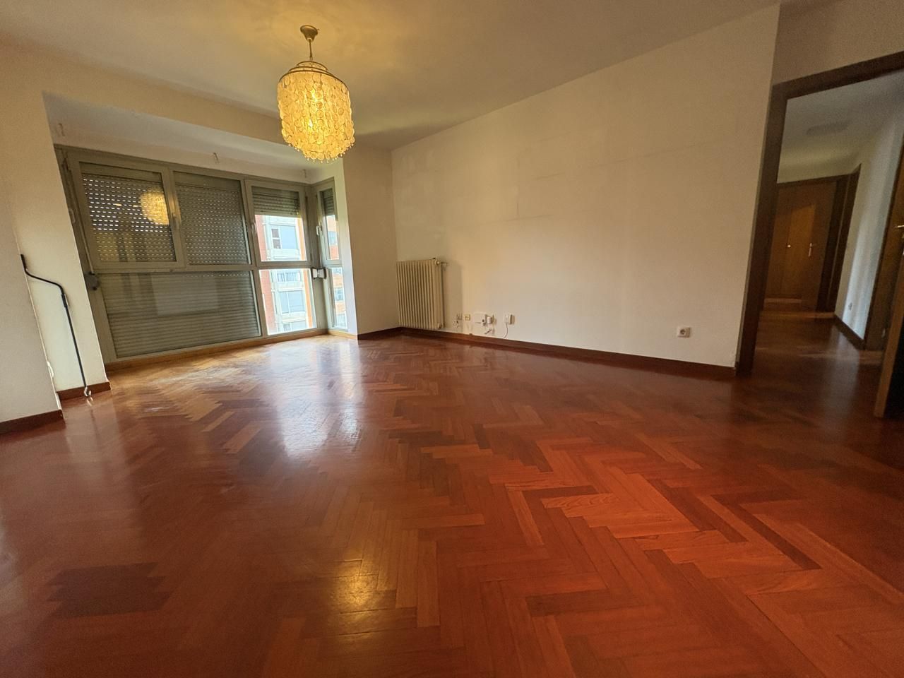 Living room of Flat for sale in  Madrid Capital  with Heating, Parquet flooring and Community pool