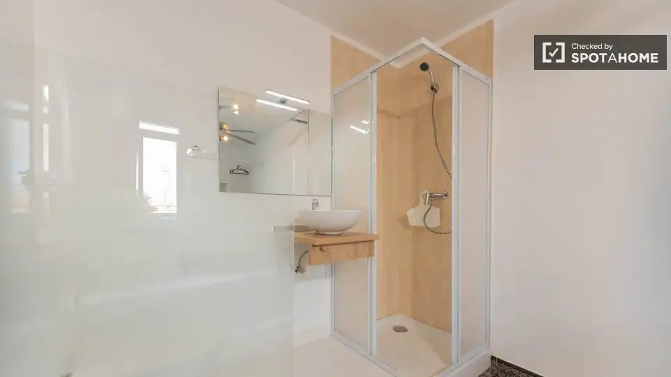 Baño de Piso de alquiler en Valencia con Aire acondicionado, Calefacción y Amueblado