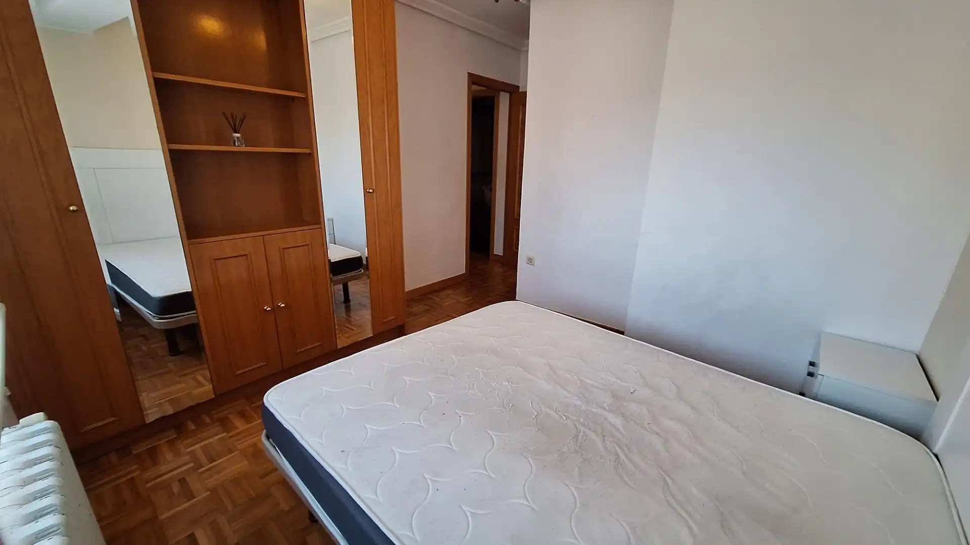 Habitación de Apartamento de alquiler en Burgos con Calefacción
