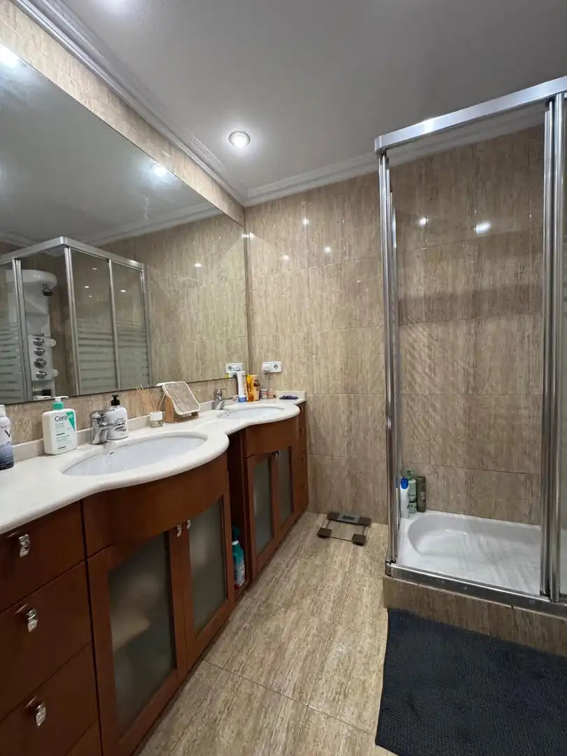 Badezimmer von Wohnung zum Verkauf in Elche / Elx mit Klimaanlage, Heizung und Parkett