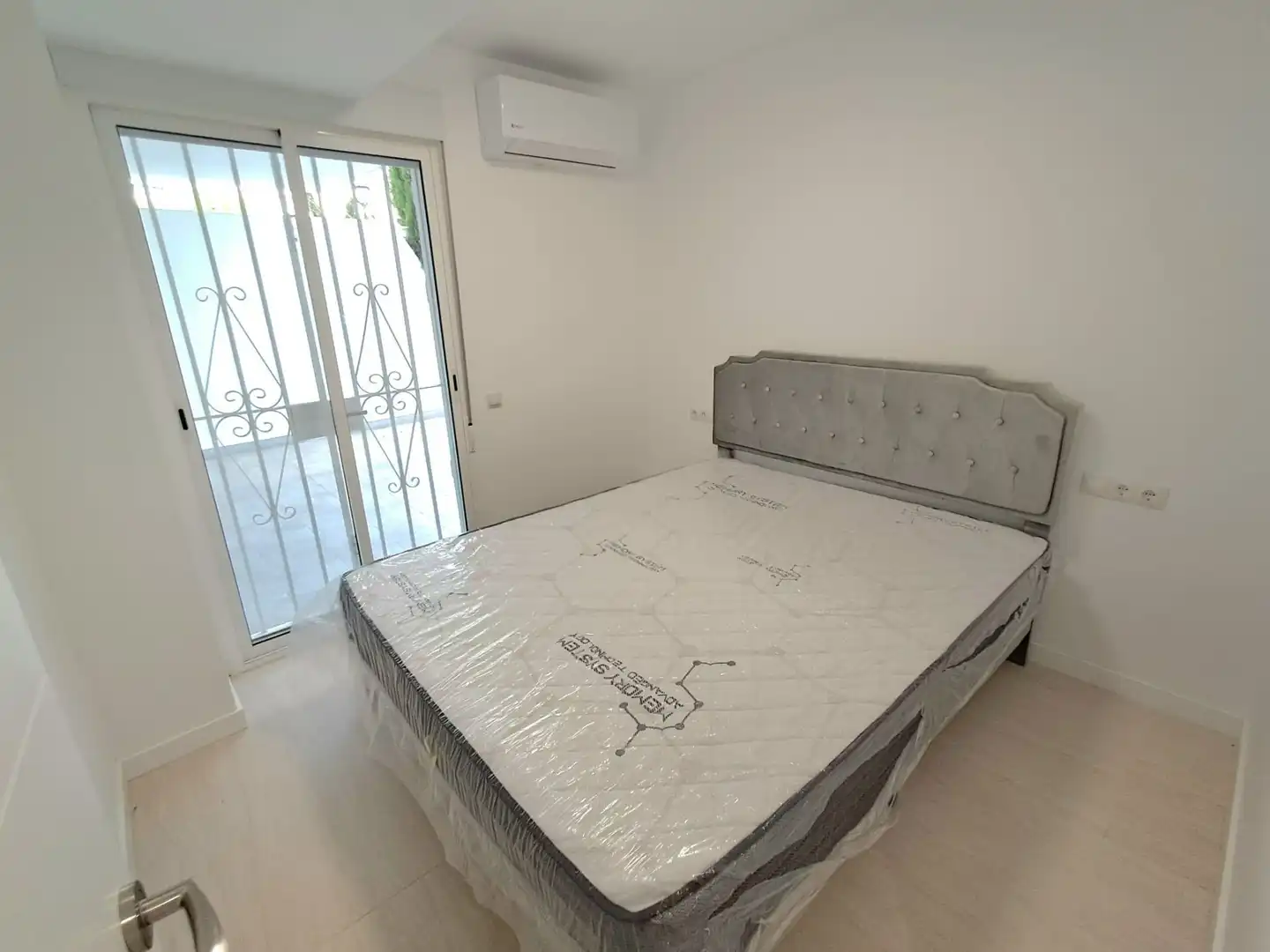 Habitación de Apartamento en venta en Benalmádena con Aire acondicionado, Calefacción y Jardín privado