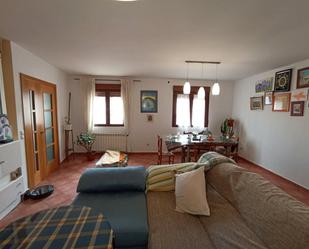 Sala d'estar de Casa o xalet en venda en San Pedro del Arroyo amb Calefacció i Forn