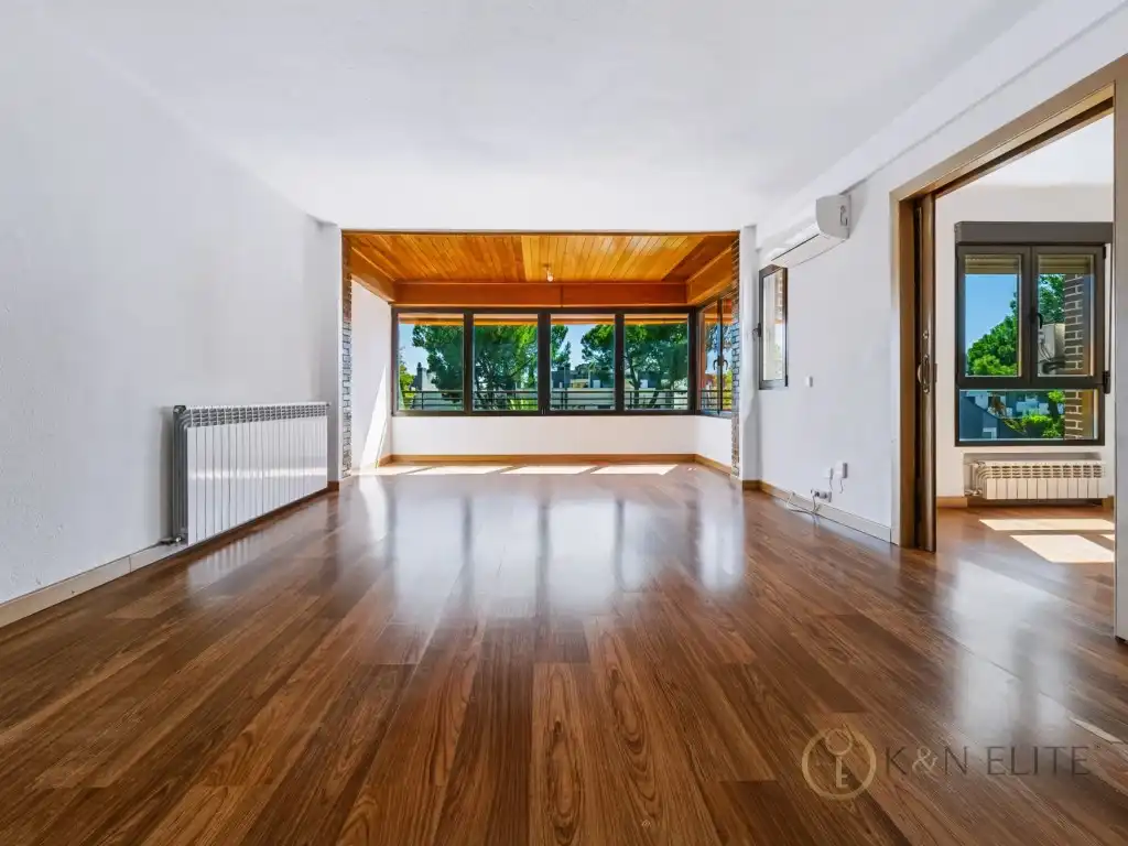 Sala d'estar de Pis de lloguer en Las Rozas de Madrid amb Piscina