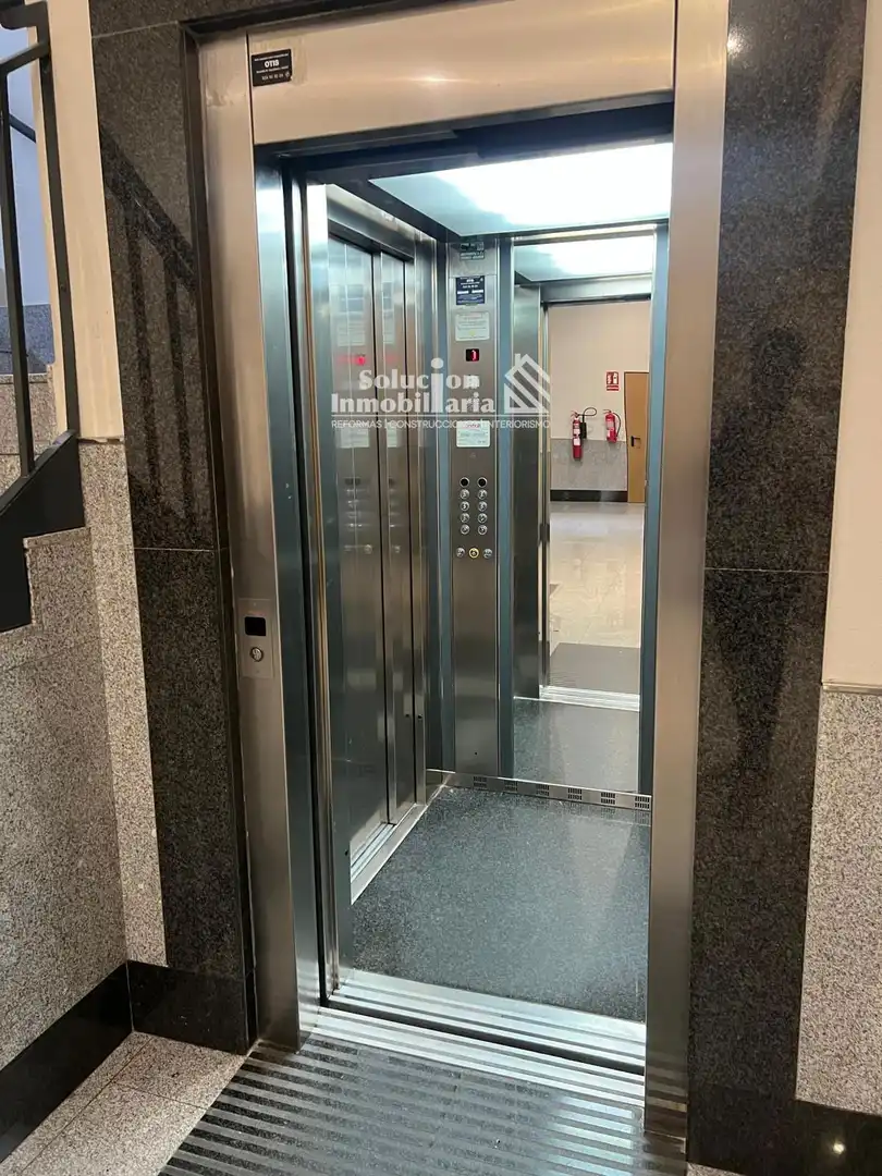 Aparcament de Apartament en venda en Salamanca amb Calefacció, Terrassa i Moblat