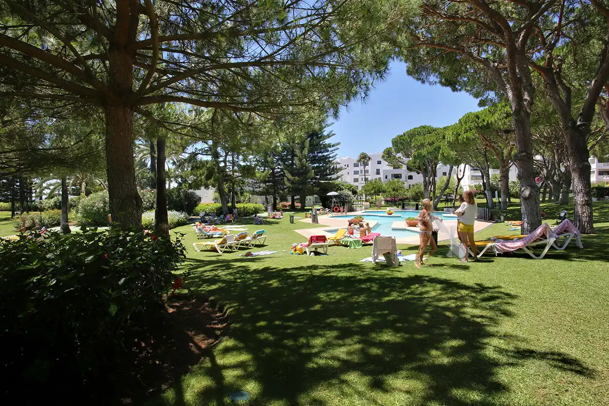 Garten von Erdgeschoss zur Miete in Marbella mit Klimaanlage, Terrasse und Schwimmbad