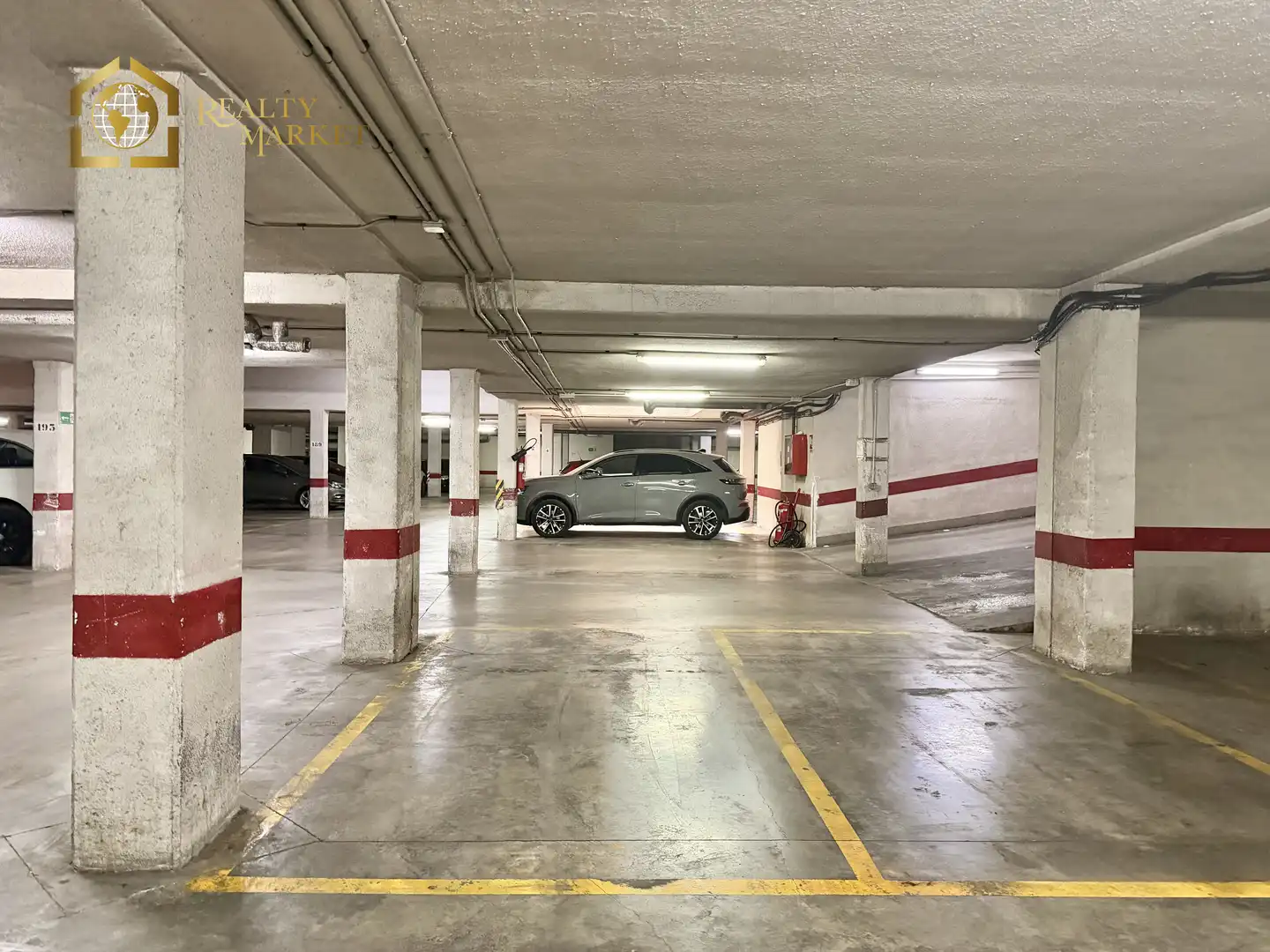 Parking of Flat for sale in Valencia  with Private garden, Furnished and Washing machine