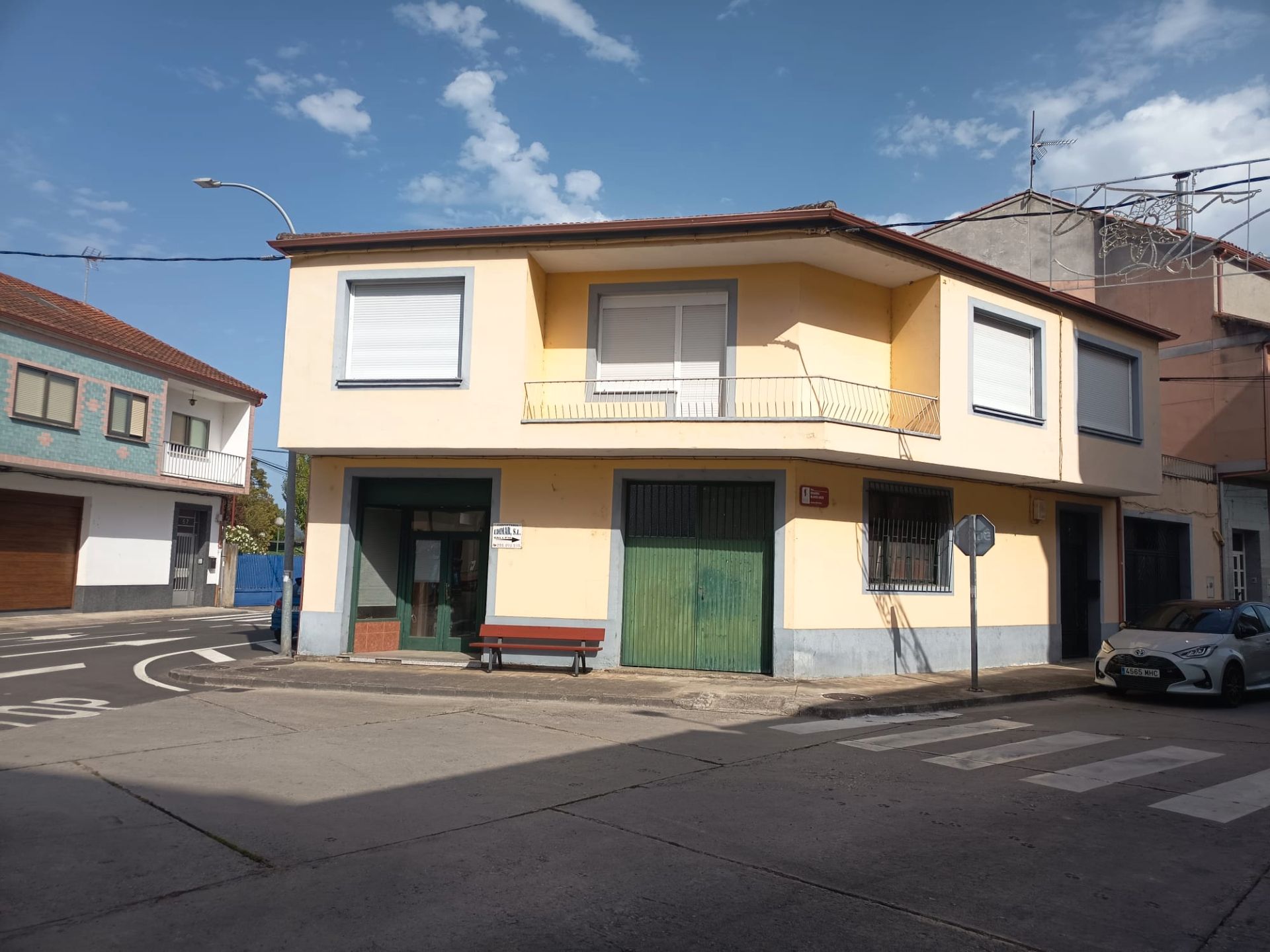 Vista exterior de Casa o xalet en venda en Monforte de Lemos amb Terrassa, Moblat i Balcó