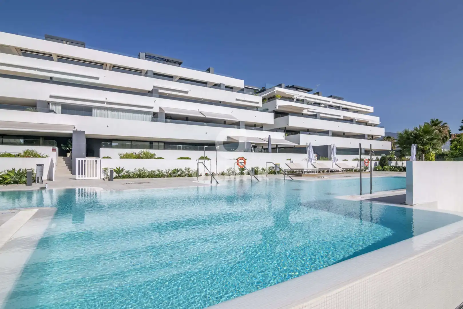 Vista exterior de Apartament en venda en Estepona amb Calefacció, Traster i Piscina