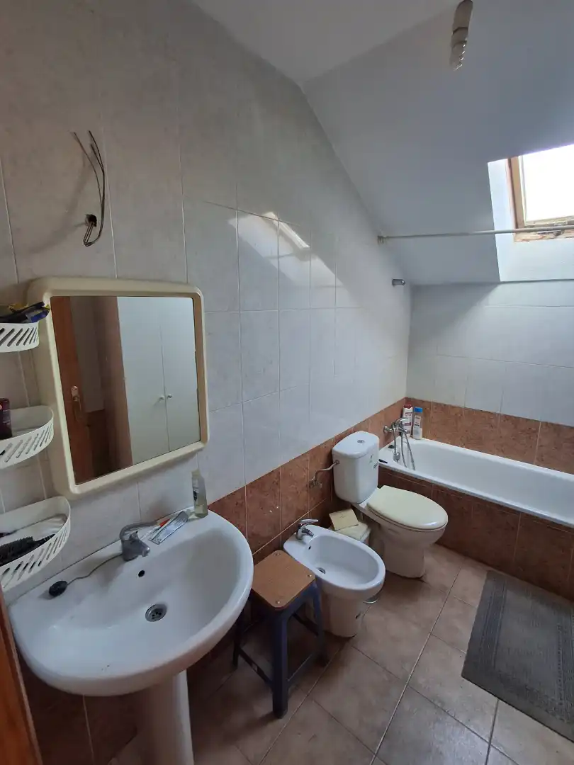 Baño de Casa adosada en venta en La Puebla de Almoradiel con Calefacción, Jardín privado y Amueblado