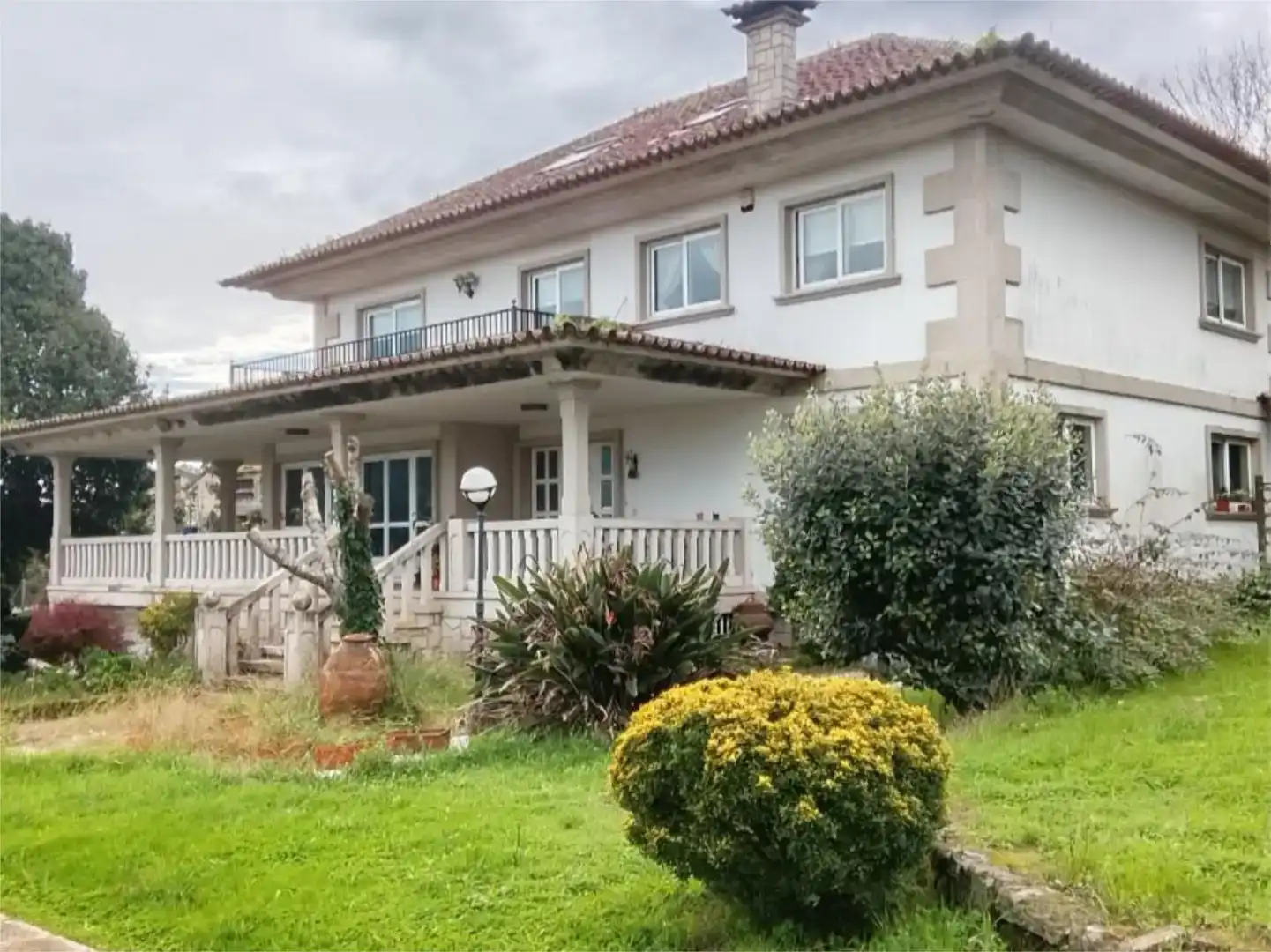 Vista exterior de Casa o xalet en venda en Pontevedra Capital  amb Jardí privat, Traster i Piscina