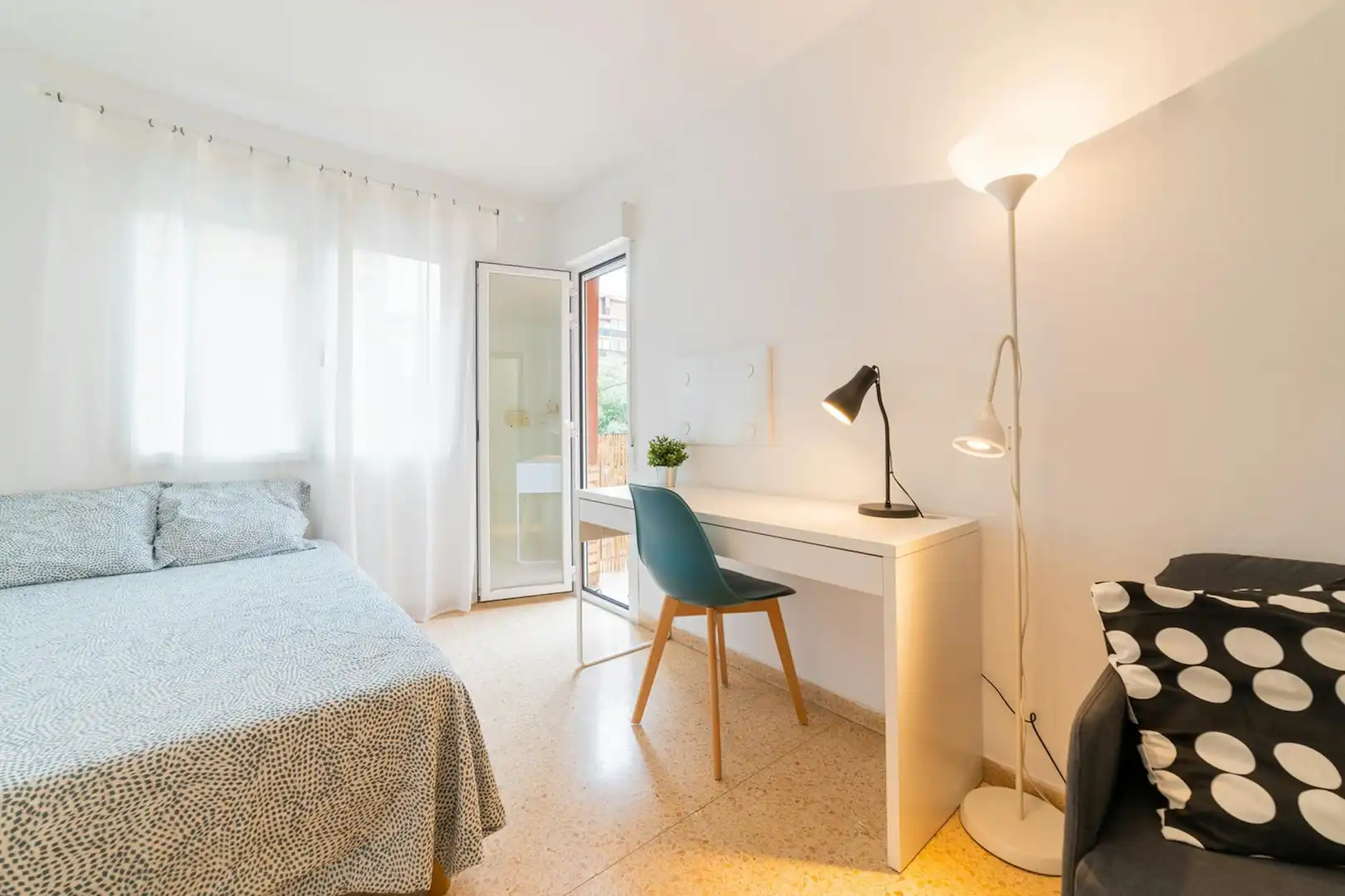 Bedroom of Flat for share in Valencia  with Furnished, Washing machine and TV