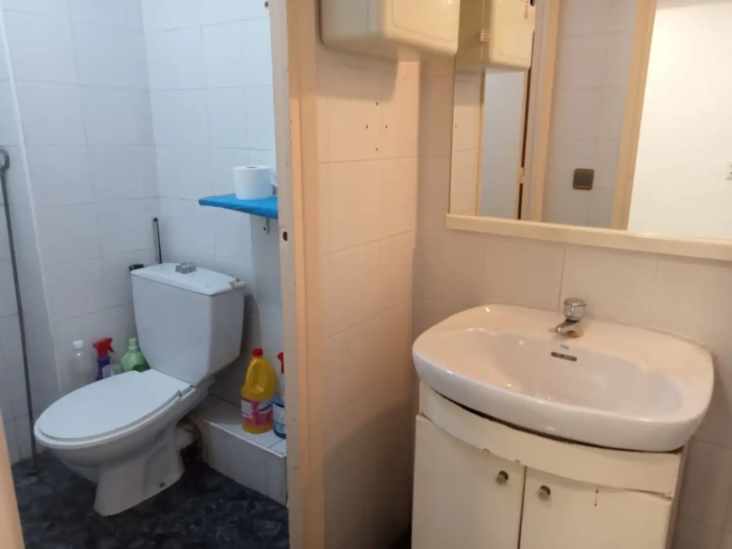 Baño de Local de alquiler en Cornellà de Llobregat con Aire acondicionado